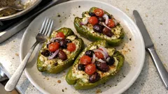 Γεμιστές πιπεριές με φέτα στο φούρνο: εύκολος μεζές με άρωμα Ελλάδας