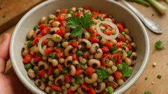 Σαλάτα με μαυρομάτικα, πιπεριές και φρέσκο κρεμμυδάκι: δροσερή και χορταστική