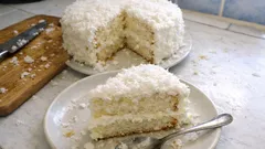 Τούρτα του χιονιού με καρύδα: αφράτη, λευκή και ιδανική για το γιορτινό τραπέζι