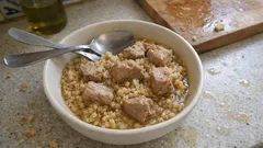 Χοιρινό με πλιγούρι από την Κω: ζουμερό κατσαρόλας, με κύμινο και σωστό «τράβηγμα»