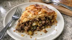 Πρασοκιμαδόπιτα με χωριάτικο φύλλο: ζουμερή γέμιση και τραγανό αποτέλεσμα