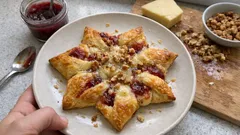 Αστέρι σφολιάτας με μαρμελάδα και τυρί: το γιορτινό ορεκτικό που γίνεται εύκολα