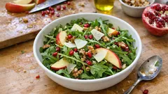 Σαλάτα με ρόδι, μήλο και καρύδια: δροσερή και εντυπωσιακή με απλά υλικά