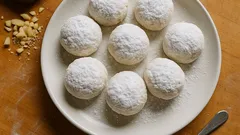 Λαδένιοι νηστίσιμοι κουραμπιέδες με αμύγδαλα – άχνη ή σοκολάτα