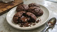 Σοκολατένια lava cookies με ρευστή καρδιά – έτοιμα με 12′ ψήσιμο